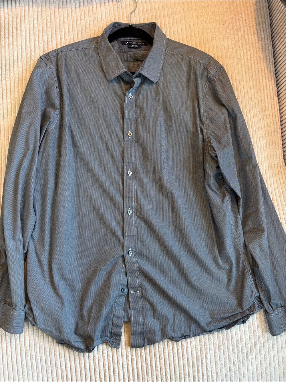 American Eagle Outfitters Men's Charcoal Gray Long-Sleeve Button-Up Shirt